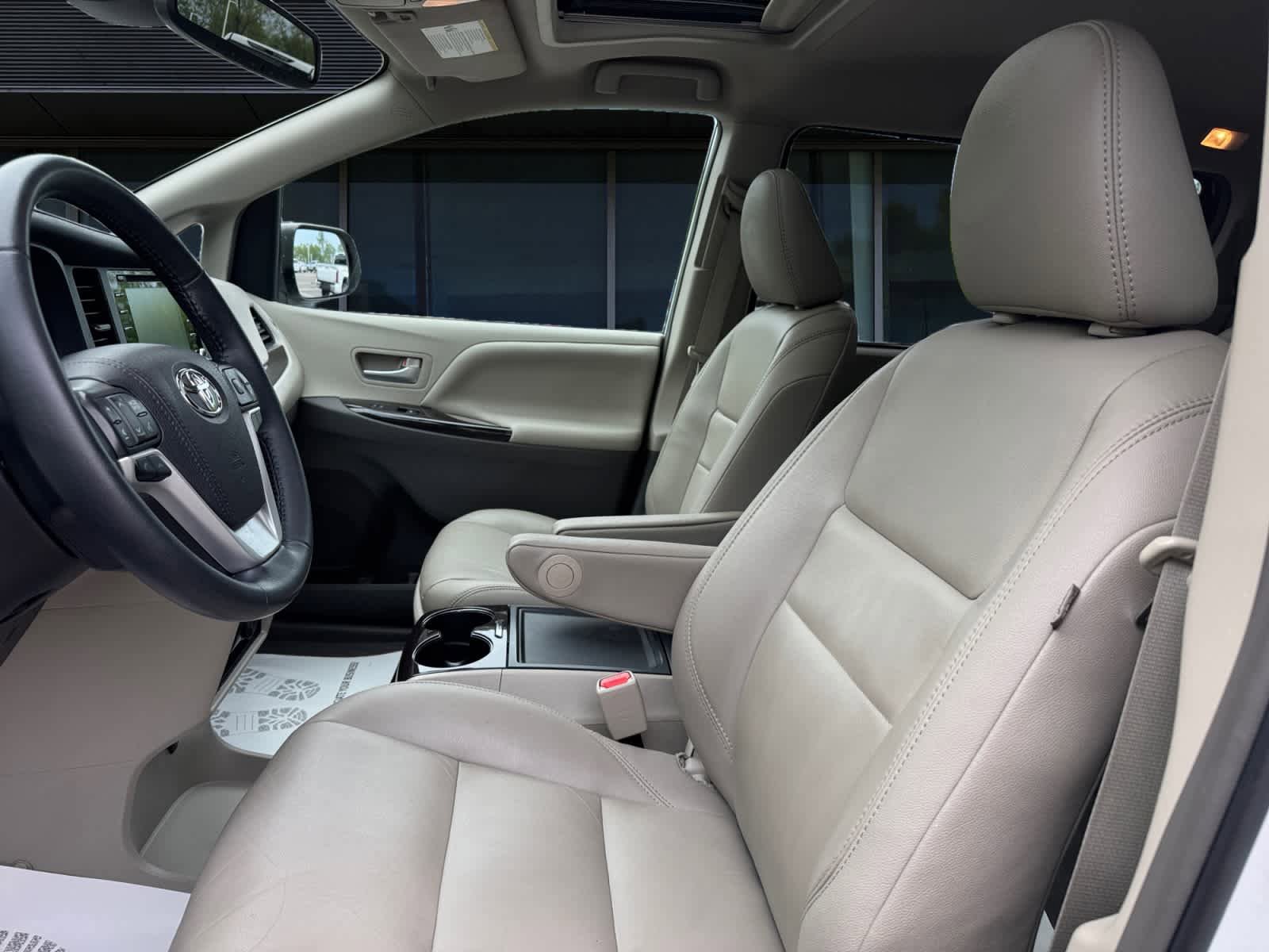 Used 2019 Toyota Sienna XLE w/ XLE Navigation Package FWD image 2