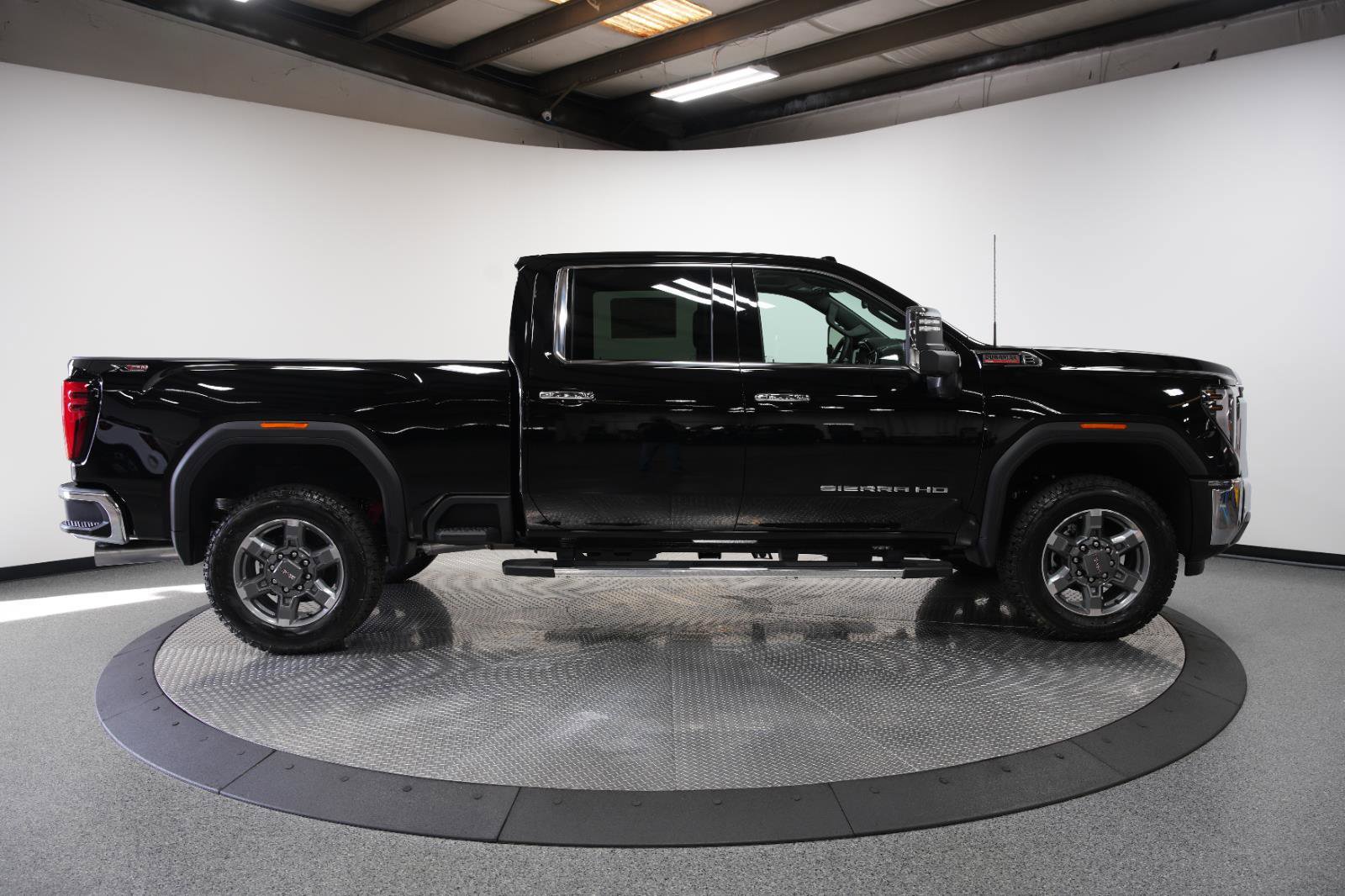 New 2025 GMC Sierra 2500 SLT w/ SLT Premium Package image 9