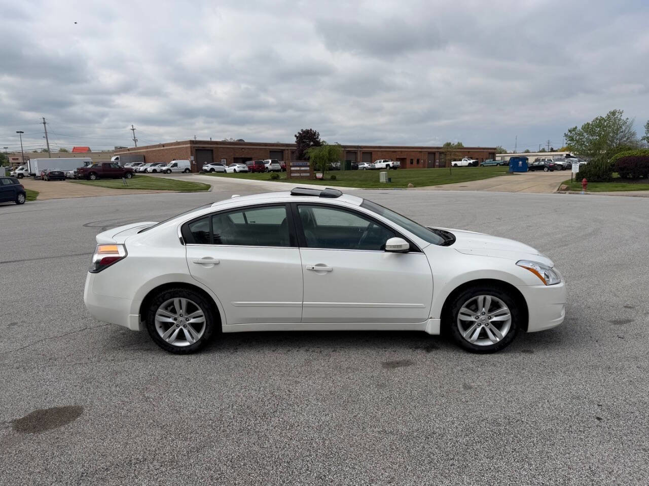 Used 2010 Nissan Altima 3.5 SR w/ Premium Pkg FWD image 5