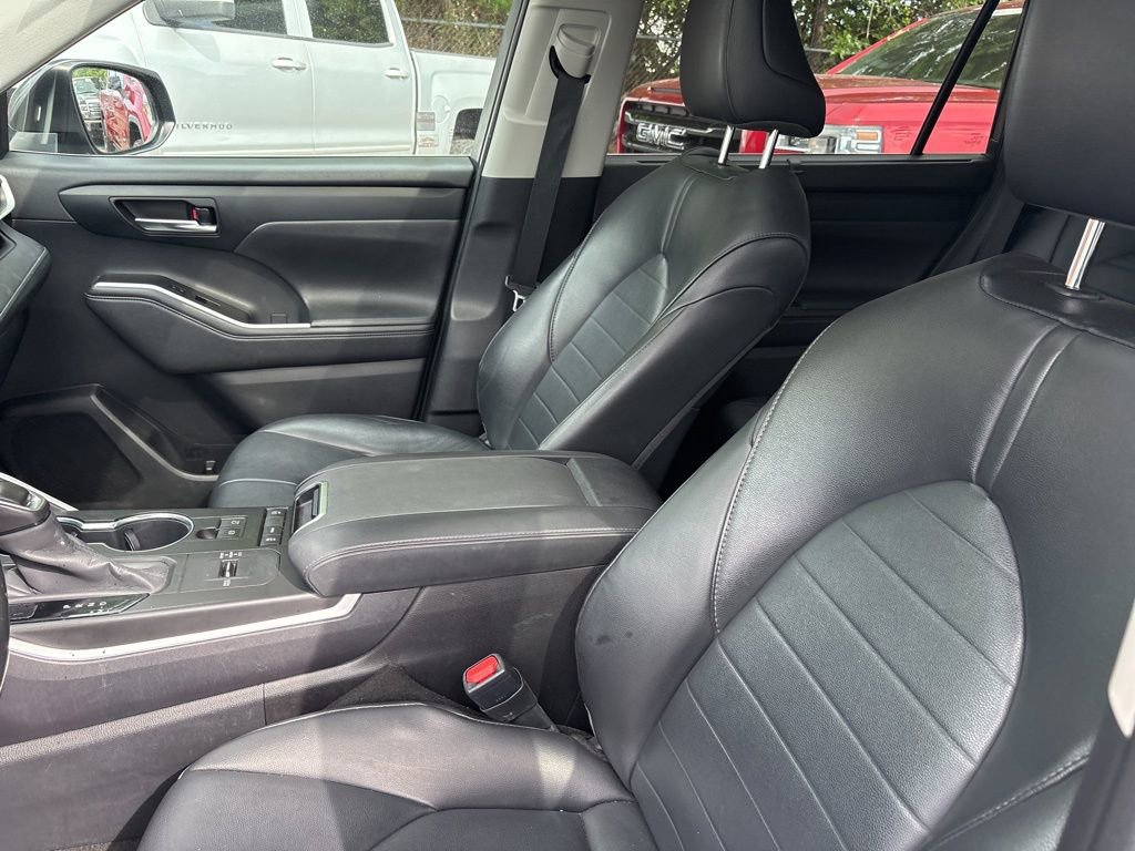 Used 2020 Toyota Highlander XLE FWD image 18
