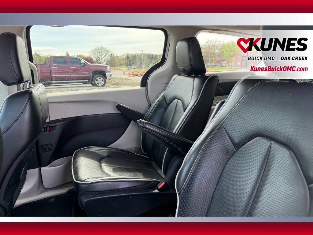 Used 2023 Chrysler Pacifica Limited FWD image 5