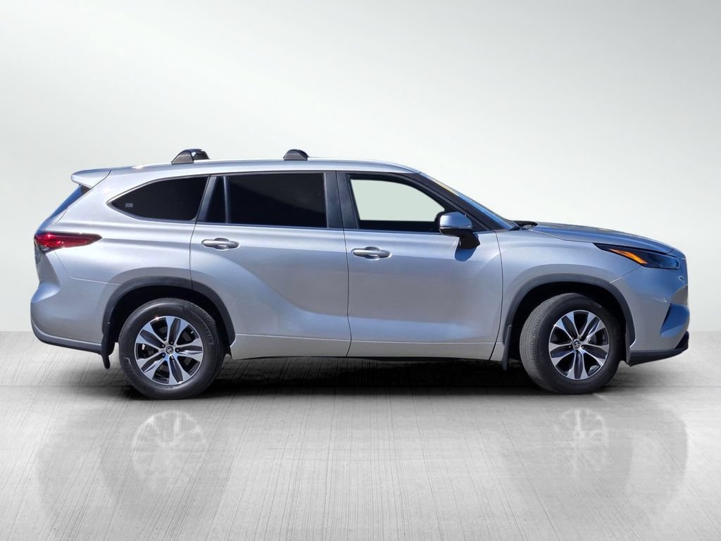 Used 2023 Toyota Highlander XLE FWD image 3
