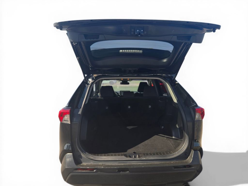 Used 2019 Toyota RAV4 LE FWD image 5