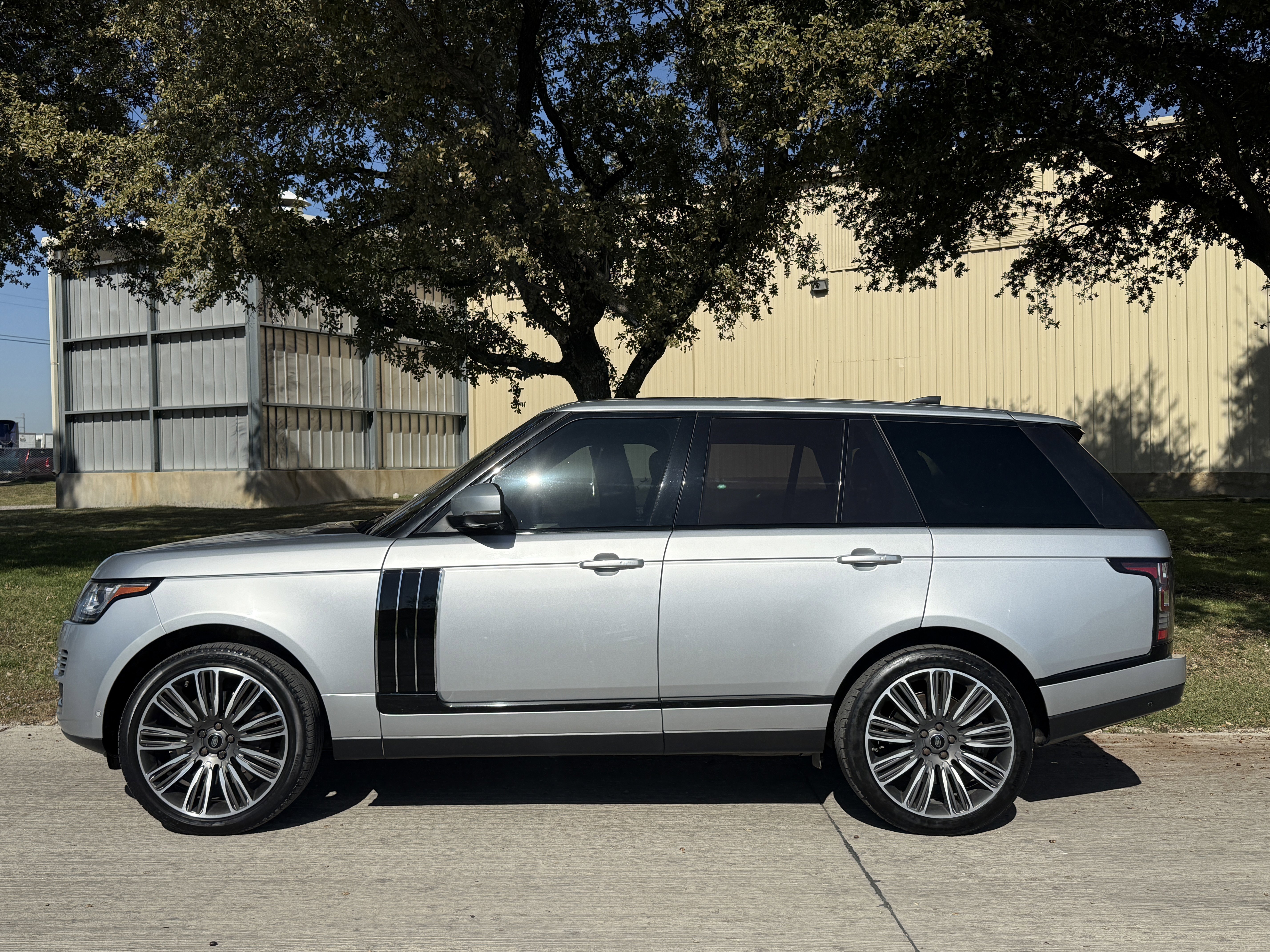 Used 2017 Land Rover Range Rover HSE image 6
