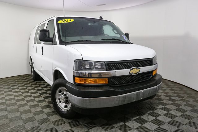 Used 2024 Chevrolet Express 2500 image 3