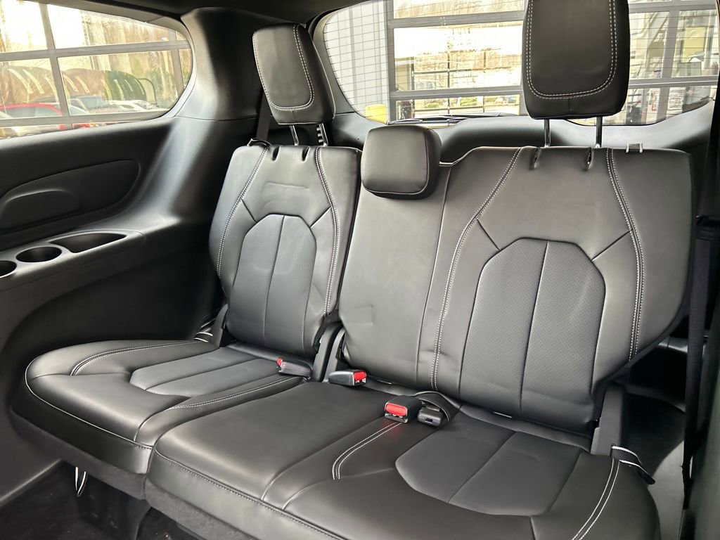 Used 2025 Chrysler Pacifica Select image 29