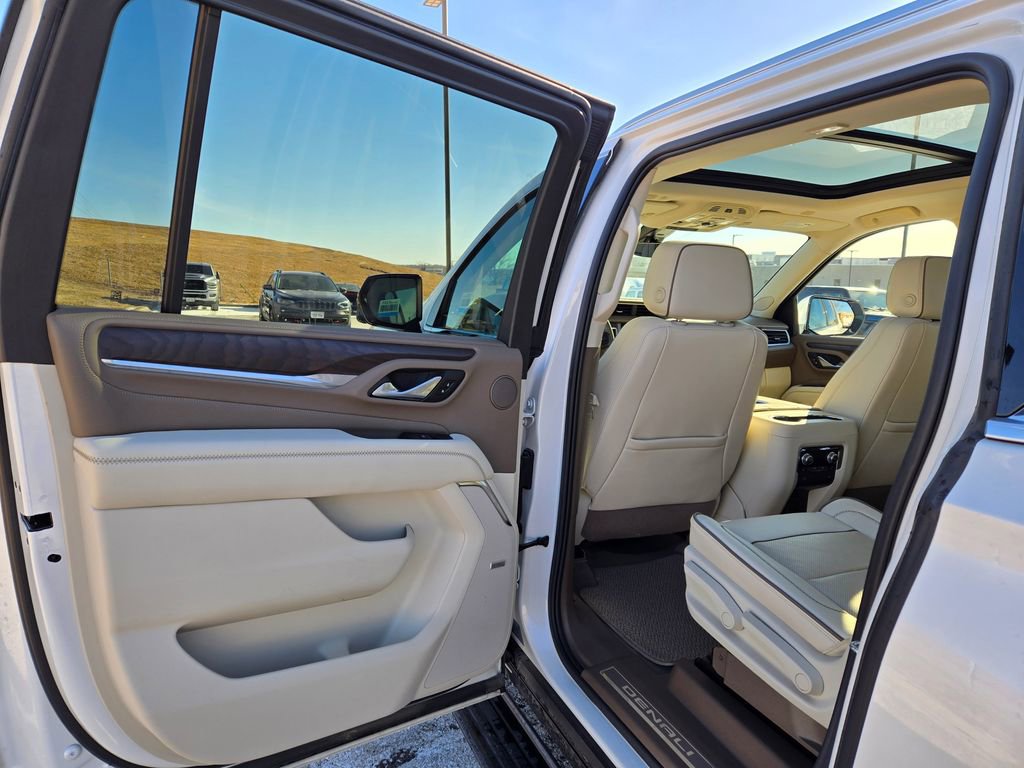 Used 2022 GMC Yukon XL Denali w/ Denali Premium Package image 26