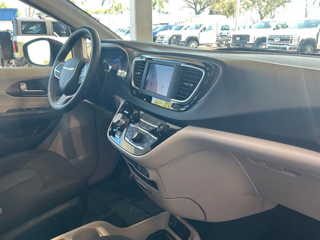 Used 2023 Chrysler Voyager LX image 25