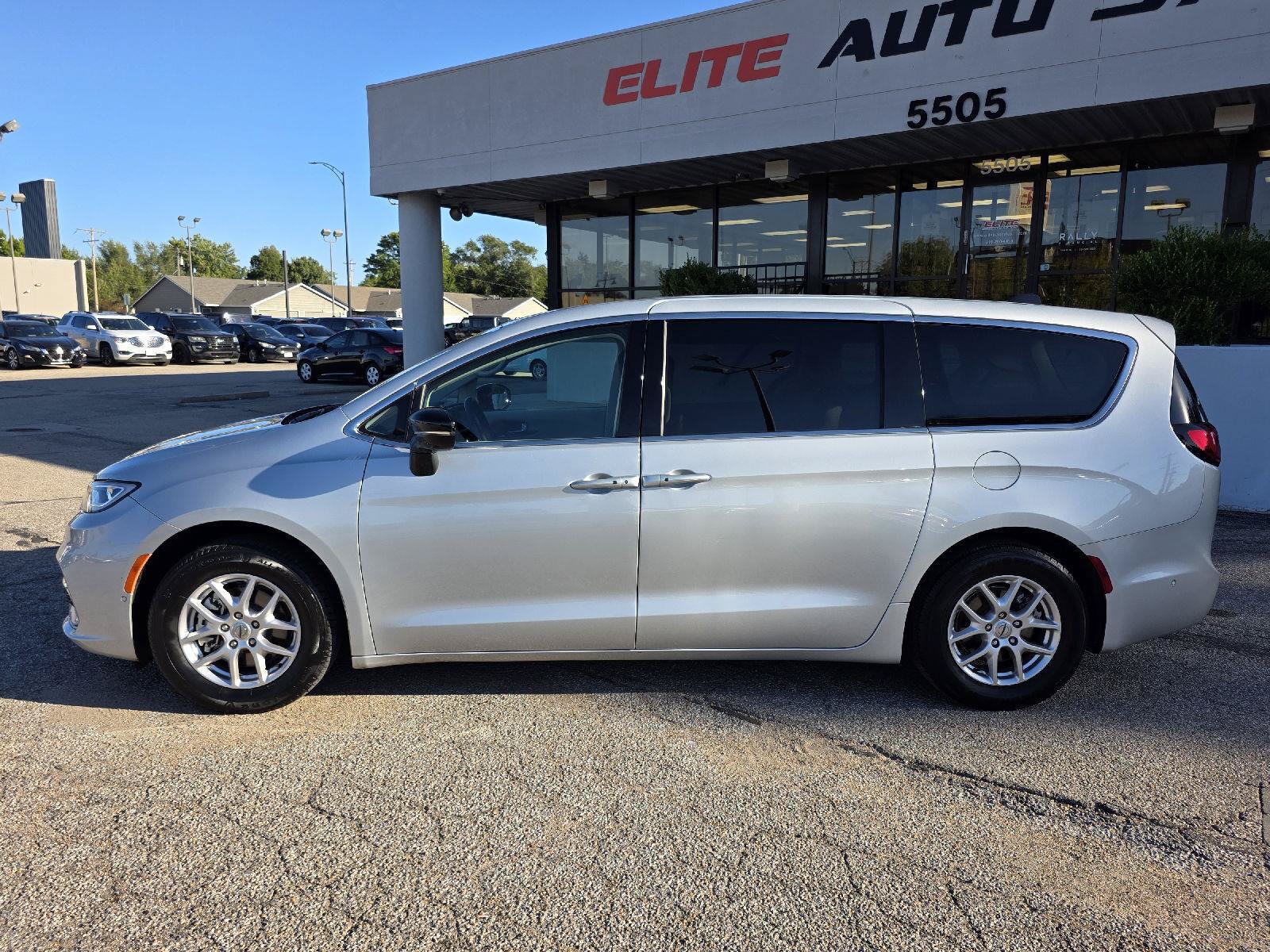 Used 2024 Chrysler Pacifica Touring-L FWD image 8
