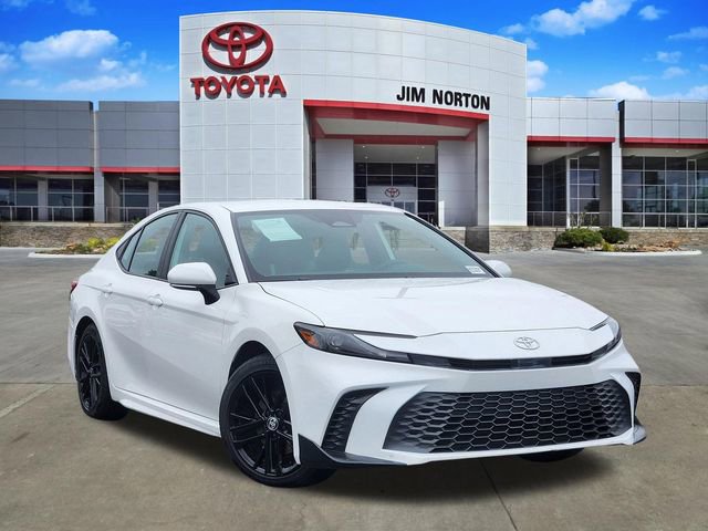 Used 2025 Toyota Camry SE FWD image 1