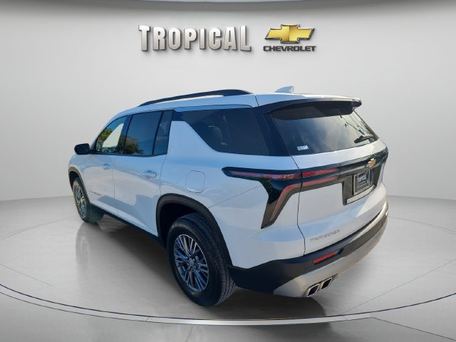 Used 2025 Chevrolet Traverse LT FWD image 3