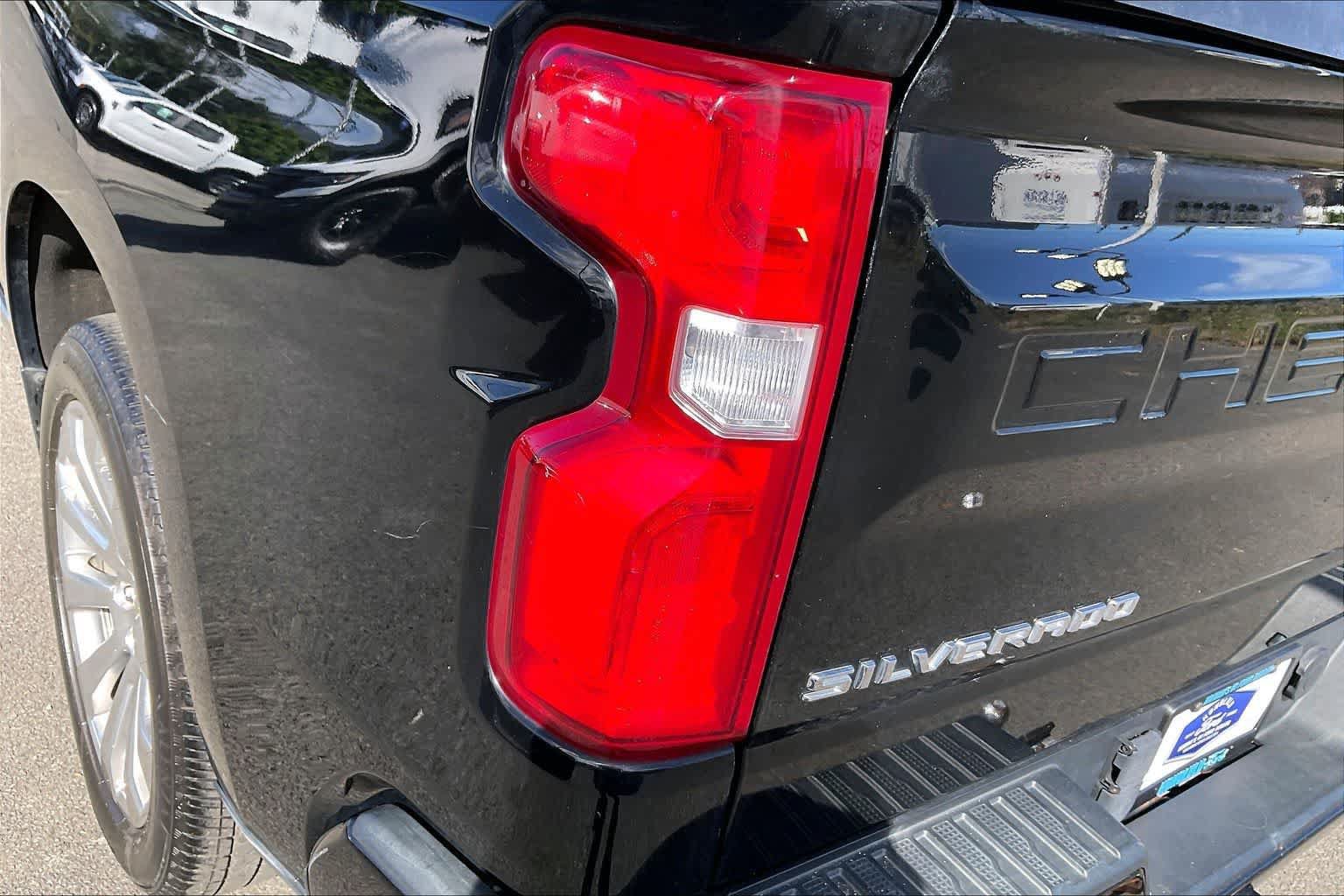 Used 2020 Chevrolet Silverado 1500 High Country w/ Technology Package AWD/4WD image 32
