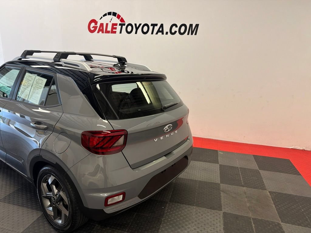Used 2022 Hyundai Venue Limited FWD image 10
