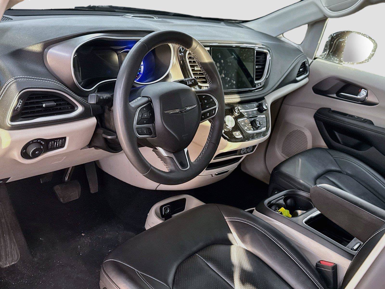 Used 2024 Chrysler Pacifica Limited FWD image 7
