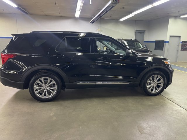 Certified 2023 Ford Explorer XLT w/ Equipment Group 202A AWD/4WD image 8