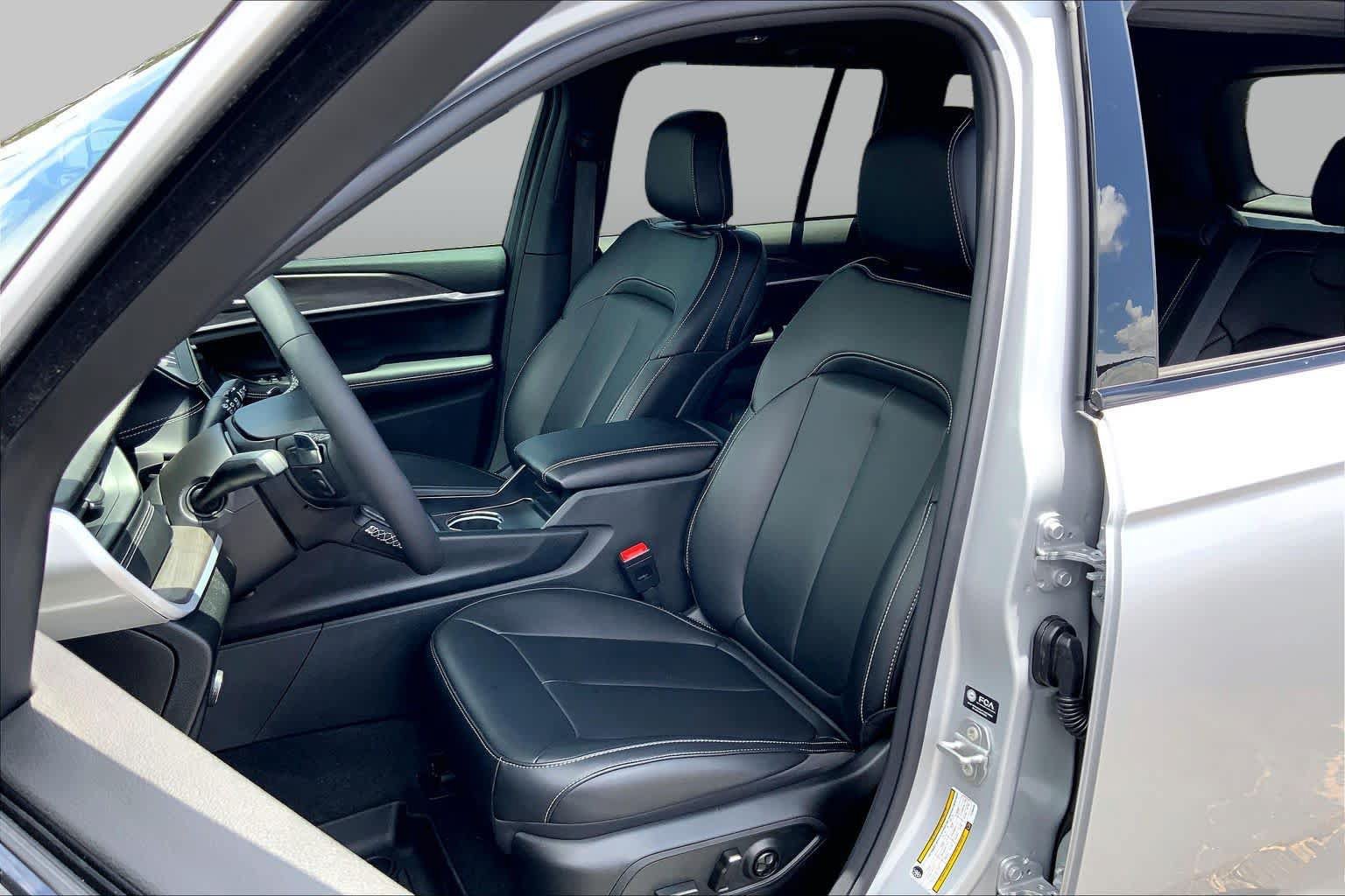 Used 2026 Jeep Grand Cherokee Limited AWD/4WD image 8
