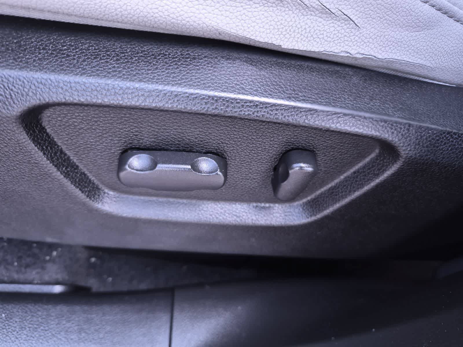Used 2013 Chevrolet Captiva Sport LTZ FWD image 17