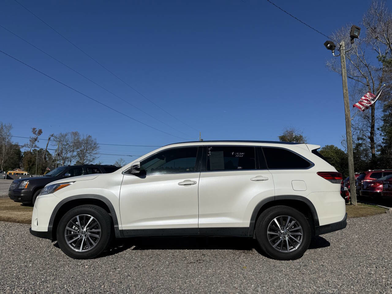 Used 2019 Toyota Highlander SE image 1