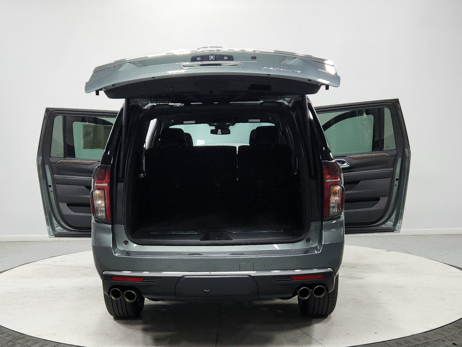 Used 2023 Chevrolet Suburban Premier image 14