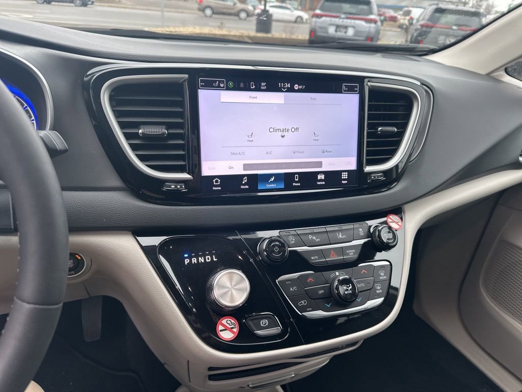 Used 2024 Chrysler Pacifica Touring-L image 15