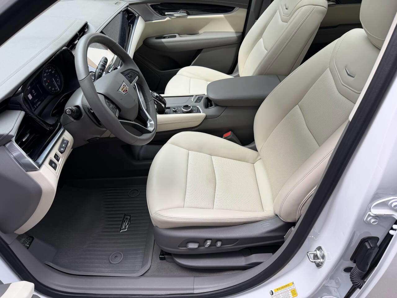 Used 2024 Cadillac XT6 Premium Luxury w/ Technology Package AWD/4WD image 14