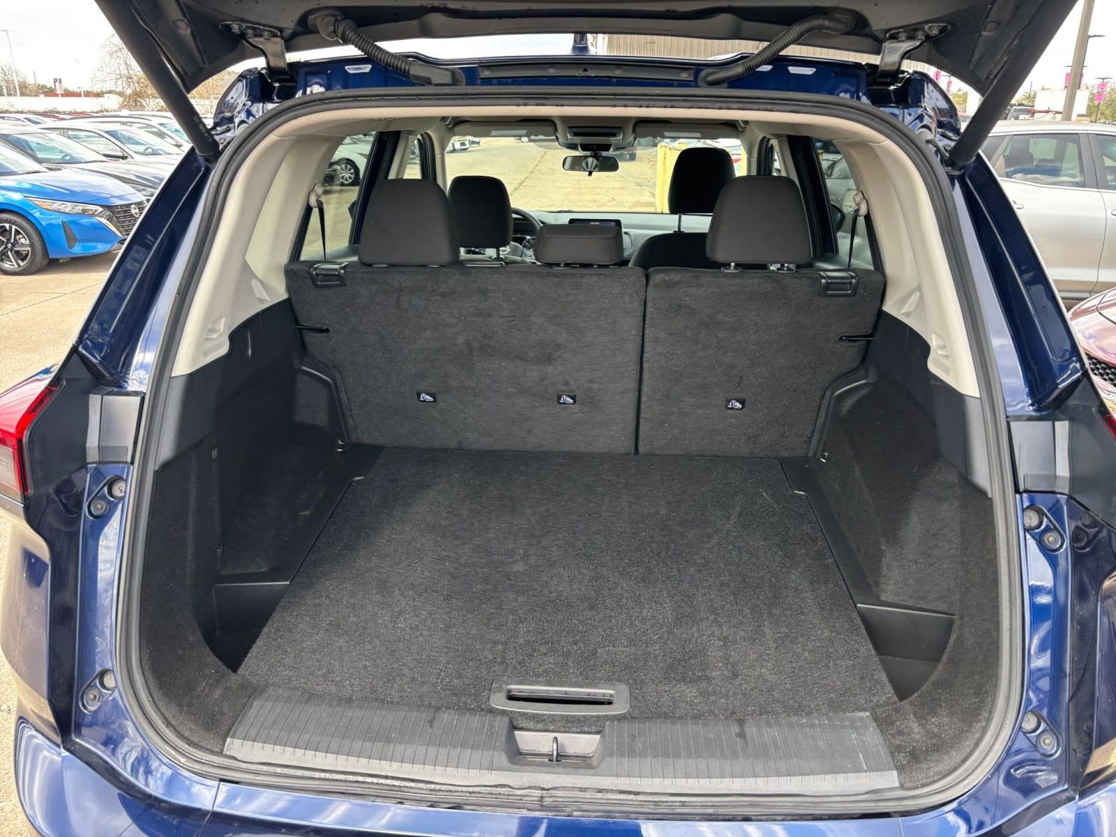 Used 2025 Nissan Rogue SV FWD image 33