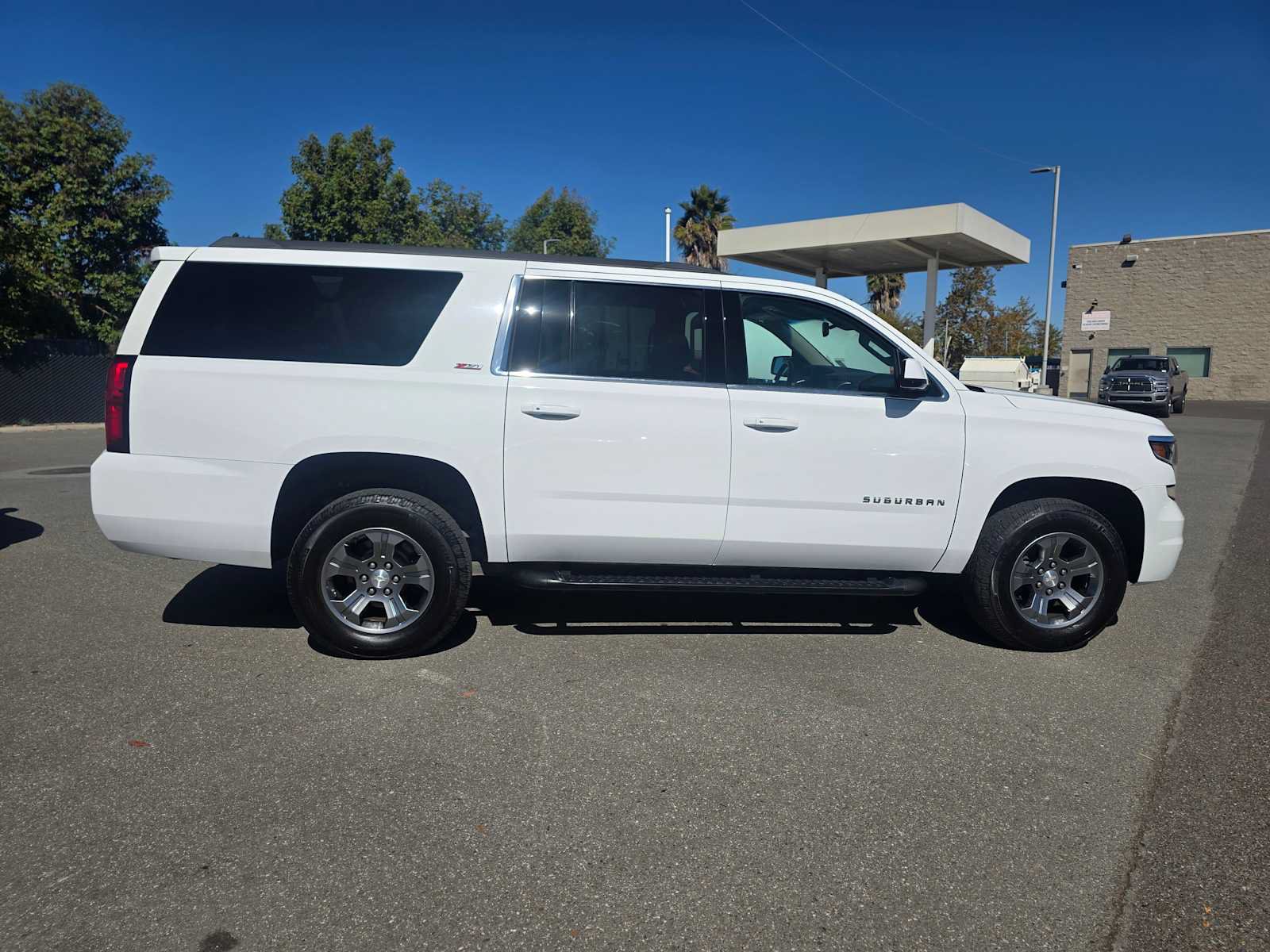 Used 2019 Chevrolet Suburban LT w/ Luxury Package AWD/4WD image 2
