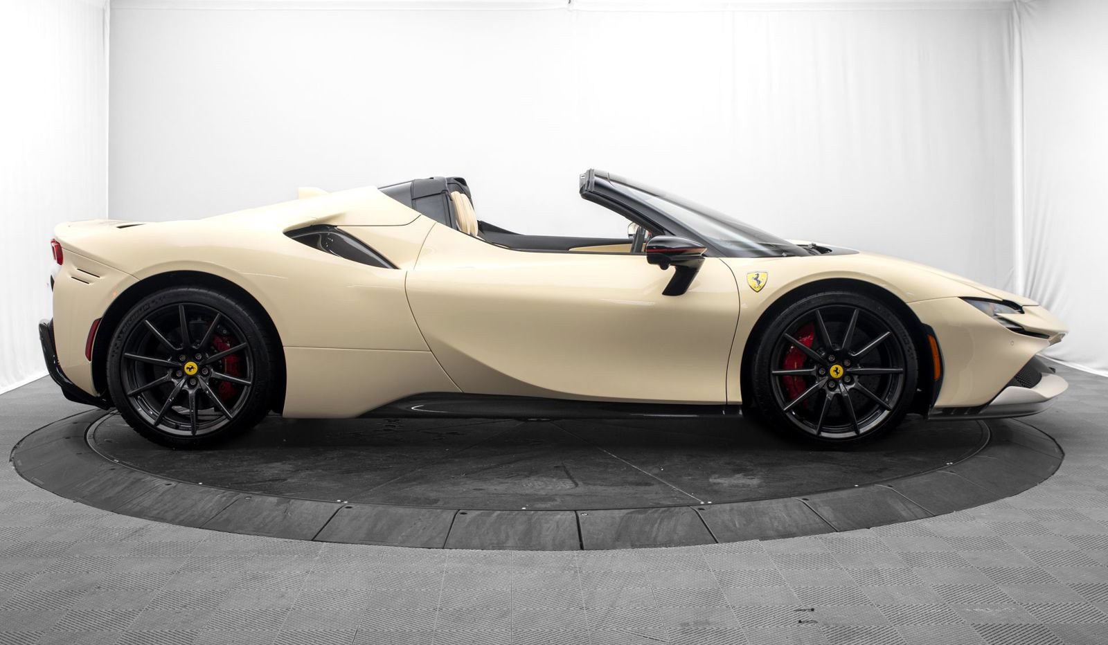 Used 2024 Ferrari SF90 Spider AWD/4WD image 2