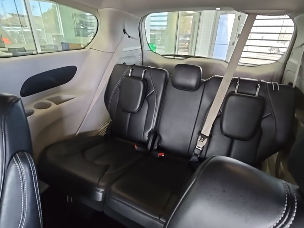 Used 2024 Chrysler Pacifica Touring-L image 17