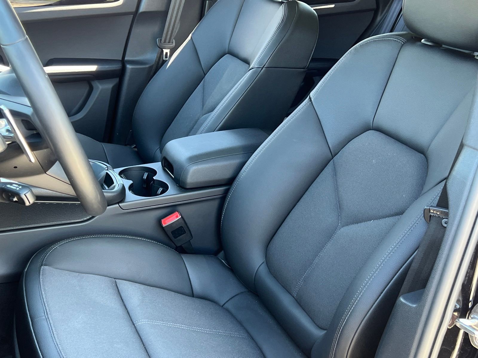 Certified 2025 Porsche Macan AWD/4WD image 5
