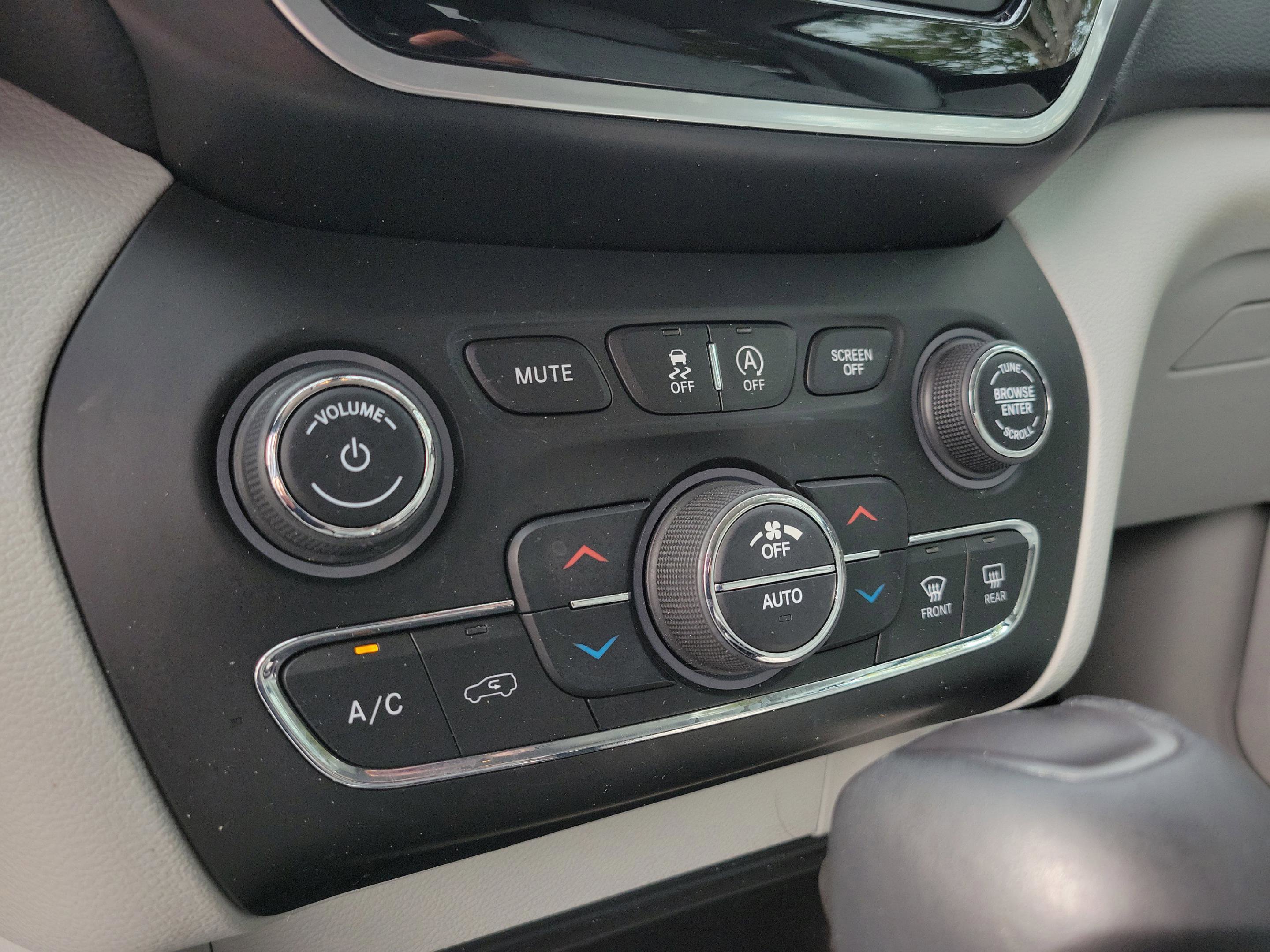 Used 2019 Jeep Cherokee Limited image 18