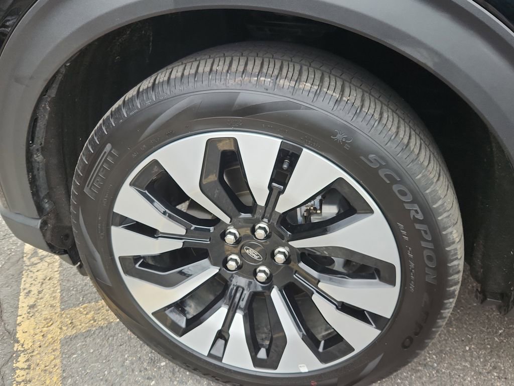 Used 2025 Ford Explorer Platinum w/ LUX Leather Package image 20