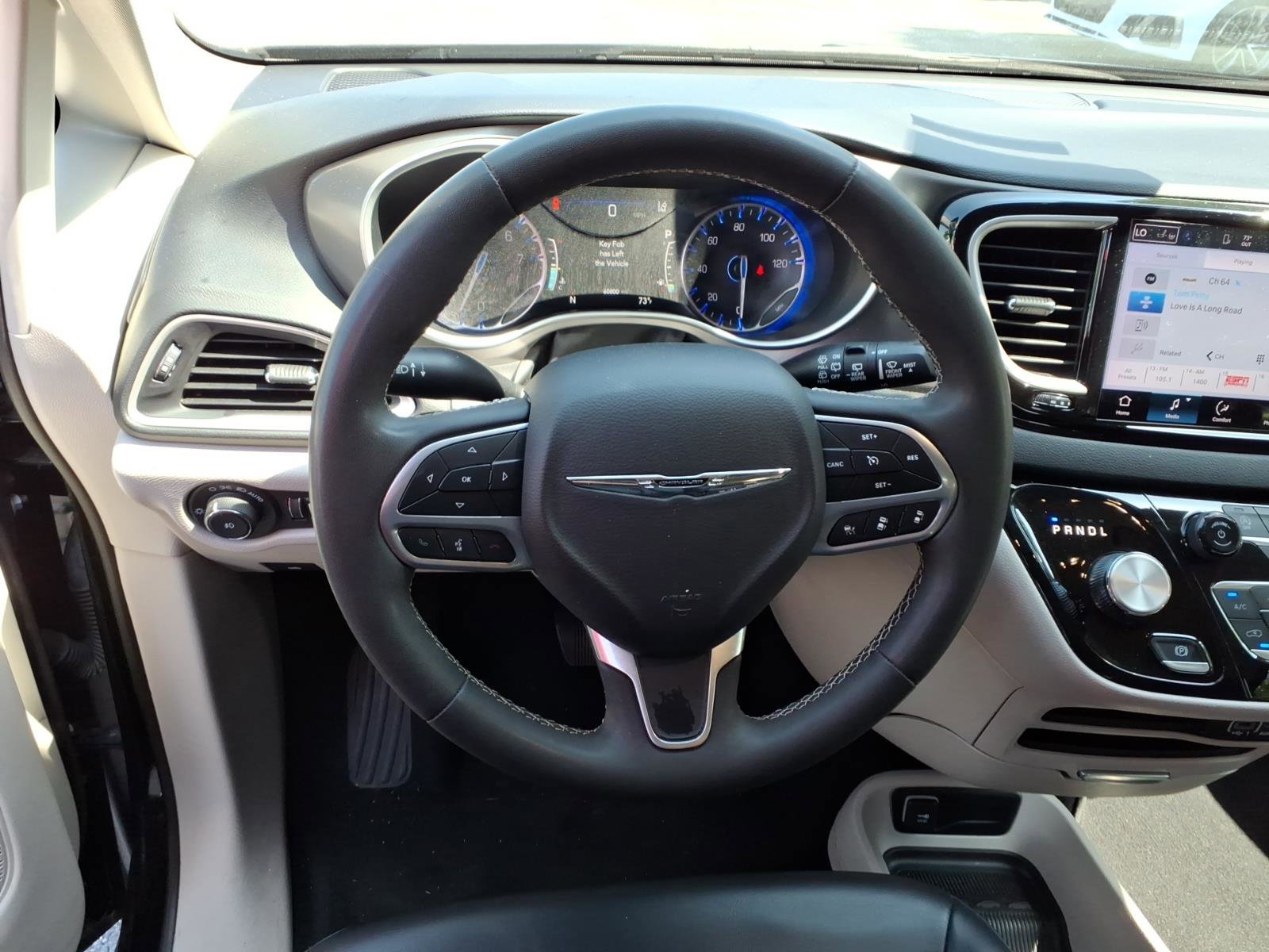 Used 2023 Chrysler Pacifica Touring-L FWD image 8