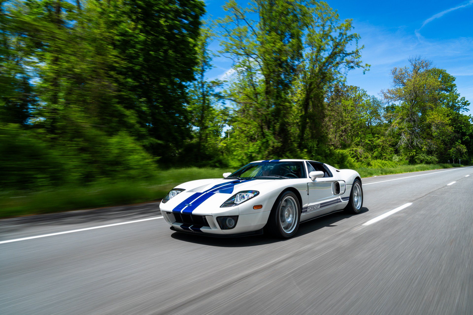 Used 2006 Ford GT RWD image 2