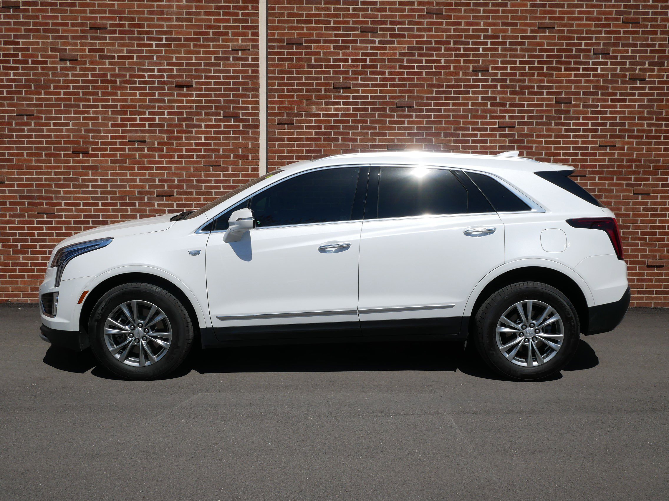 Certified 2022 Cadillac XT5 Premium Luxury FWD image 2