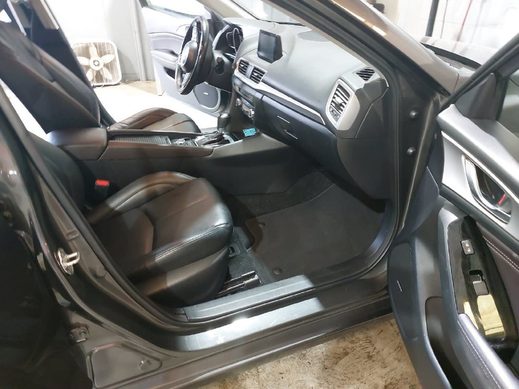 Used 2018 MAZDA MAZDA3 Touring FWD image 10