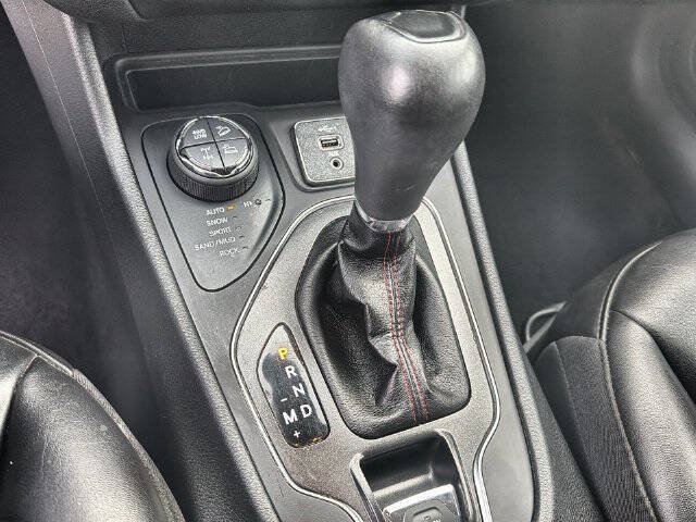 Used 2021 Jeep Cherokee Trailhawk AWD/4WD image 15