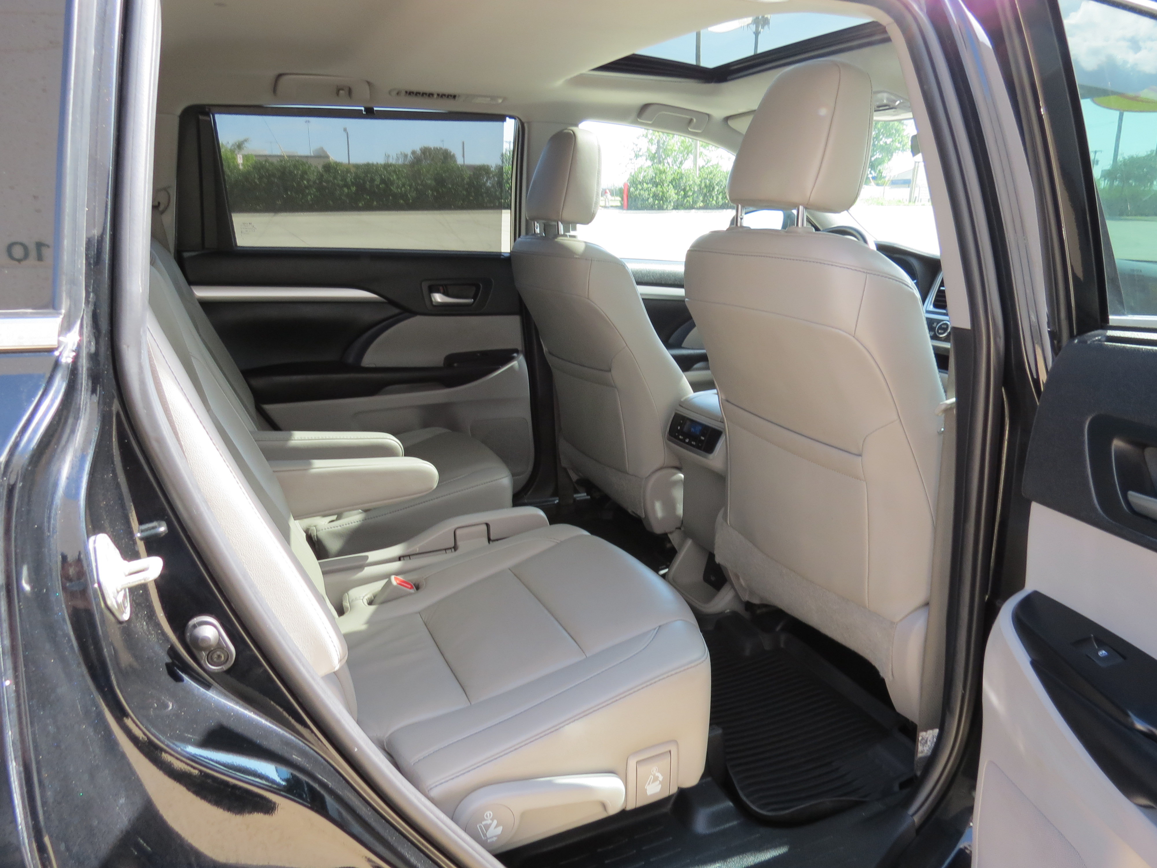 Used 2019 Toyota Highlander XLE FWD image 35
