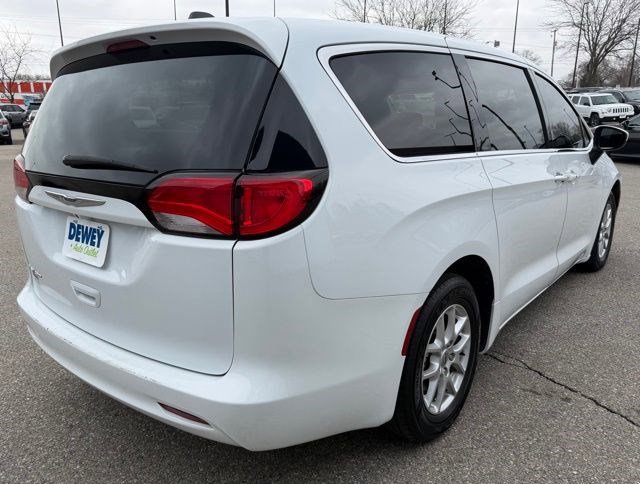 Used 2022 Chrysler Voyager LX FWD image 5