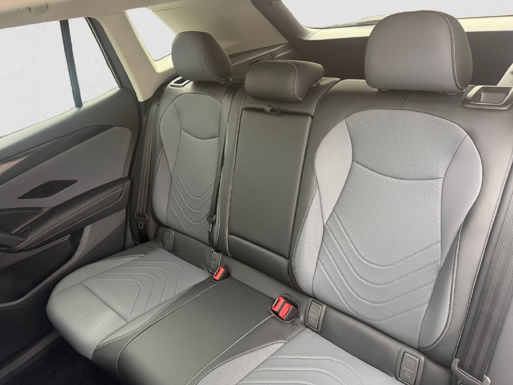 Used 2025 Volkswagen Tiguan SE AWD/4WD image 13