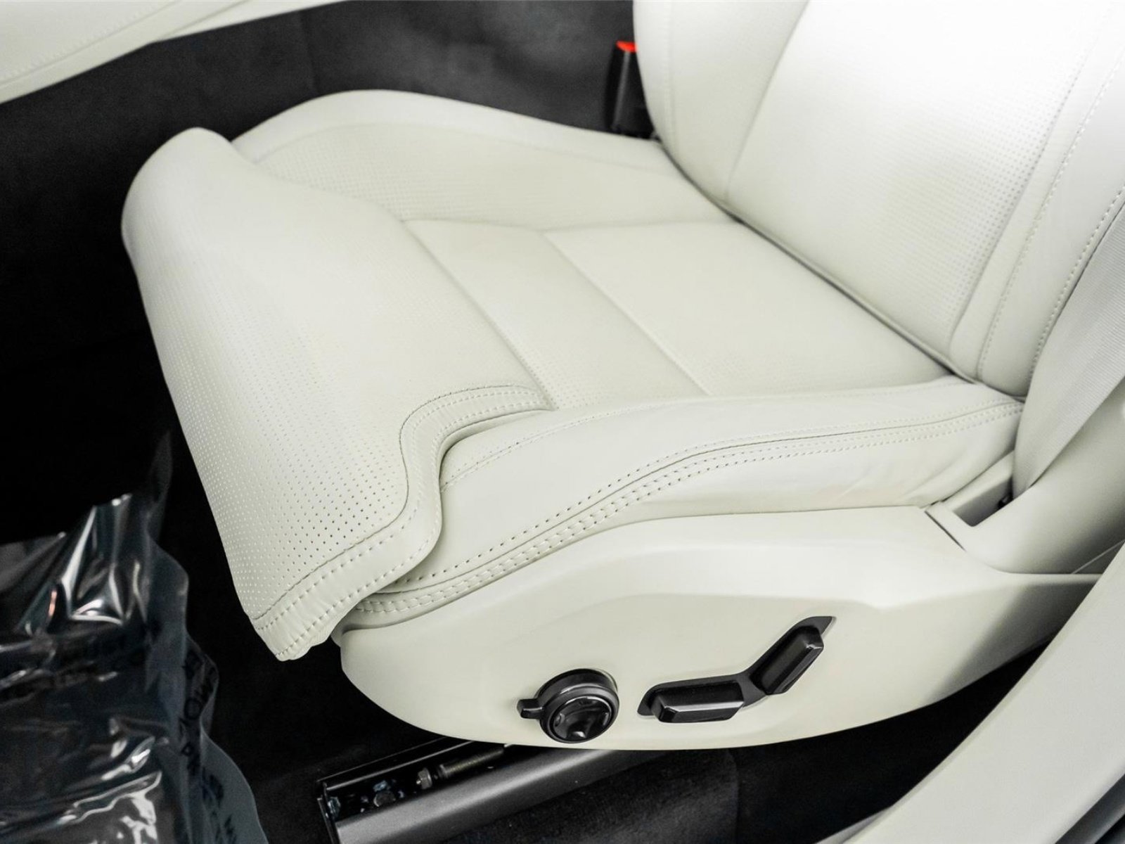 Used 2025 Volvo XC90 B6 Ultra w/ Protection Package Premier image 27