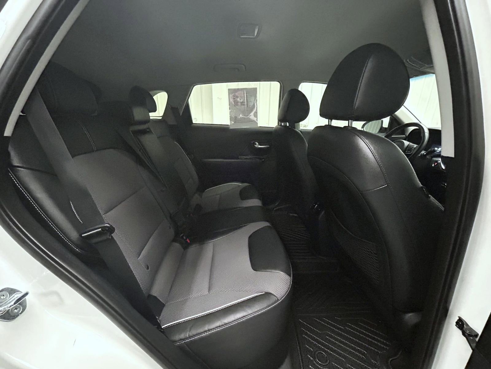 Used 2021 Kia Niro EX image 18