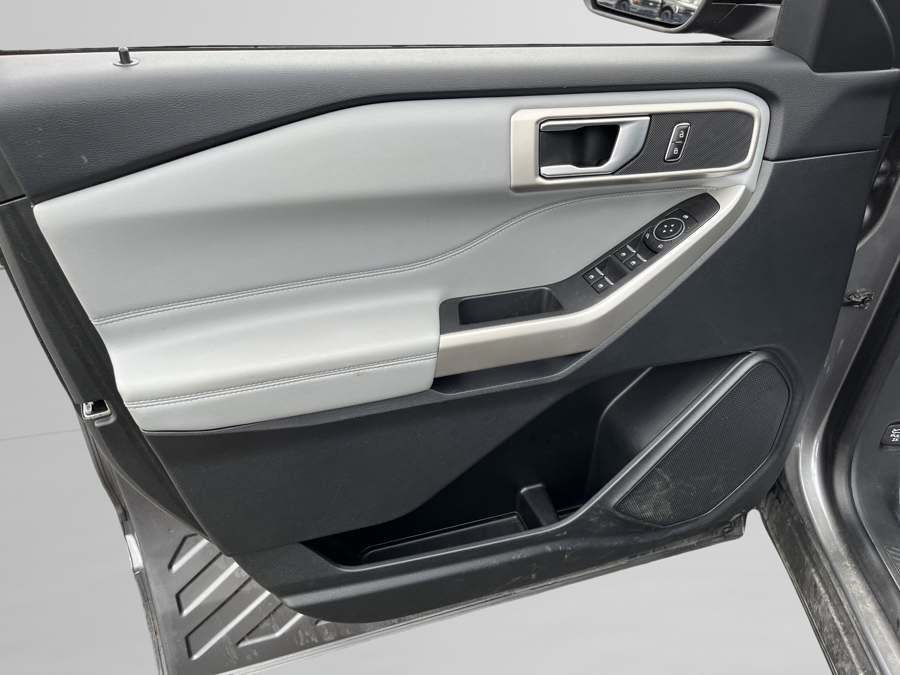 Used 2023 Ford Explorer XLT w/ Equipment Group 202A AWD/4WD image 16