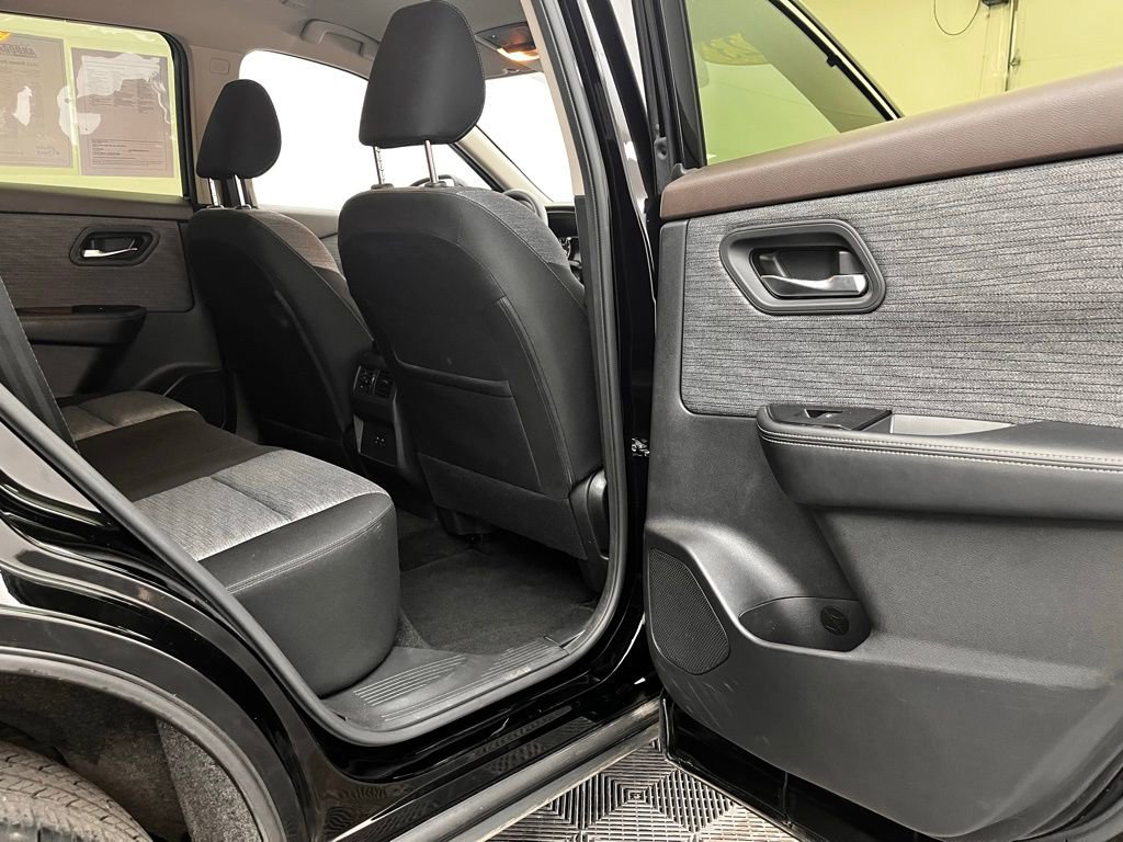 Used 2023 Nissan Rogue SV image 31