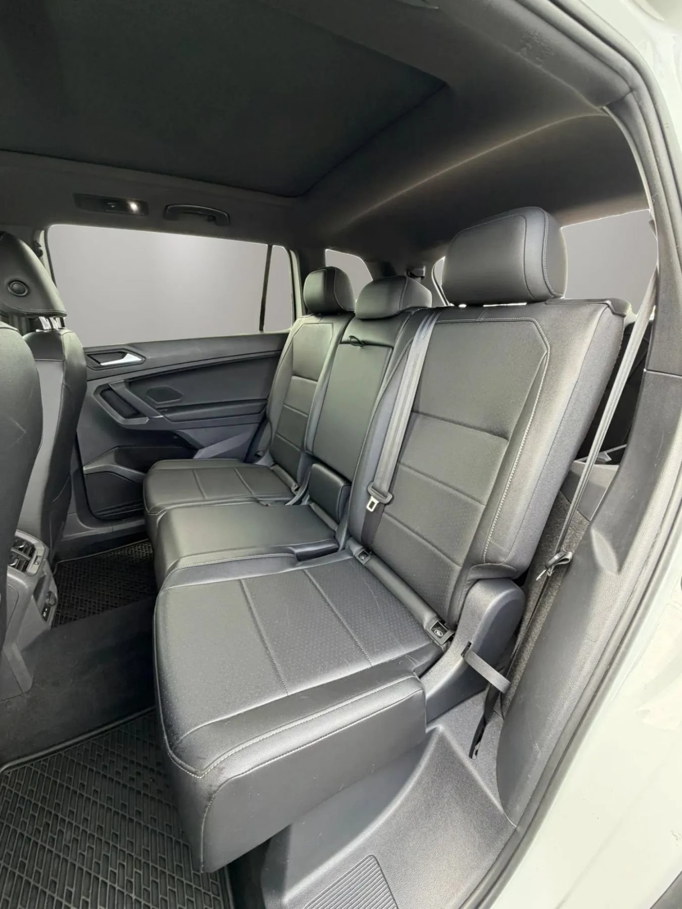 Used 2020 Volkswagen Tiguan SE R-Line w/ 3rd Row Seat Package AWD/4WD image 12