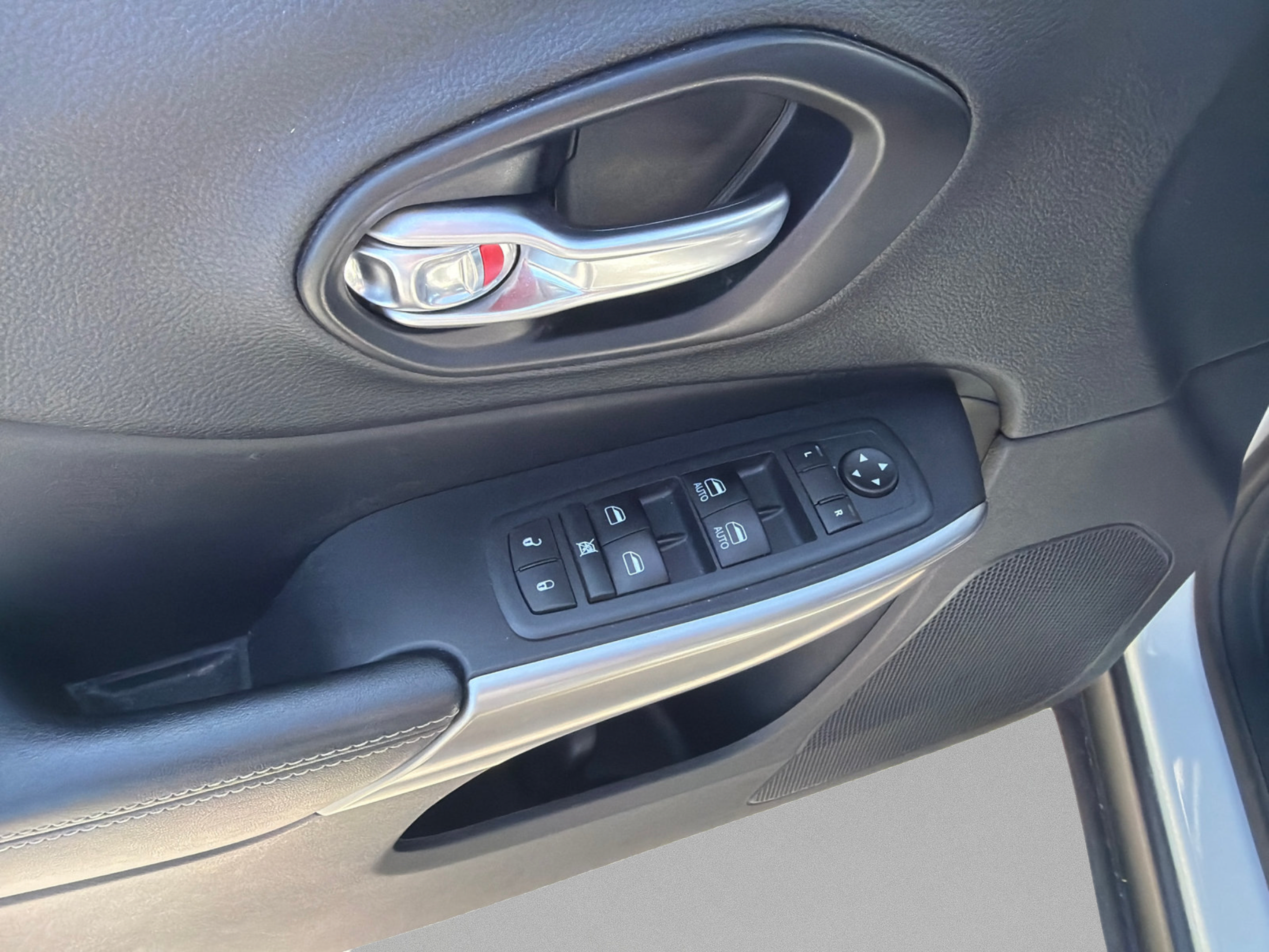 Used 2021 Jeep Cherokee Latitude Lux 80th Anniv w/ Quick Order Package 2YU 80th AWD/4WD image 16