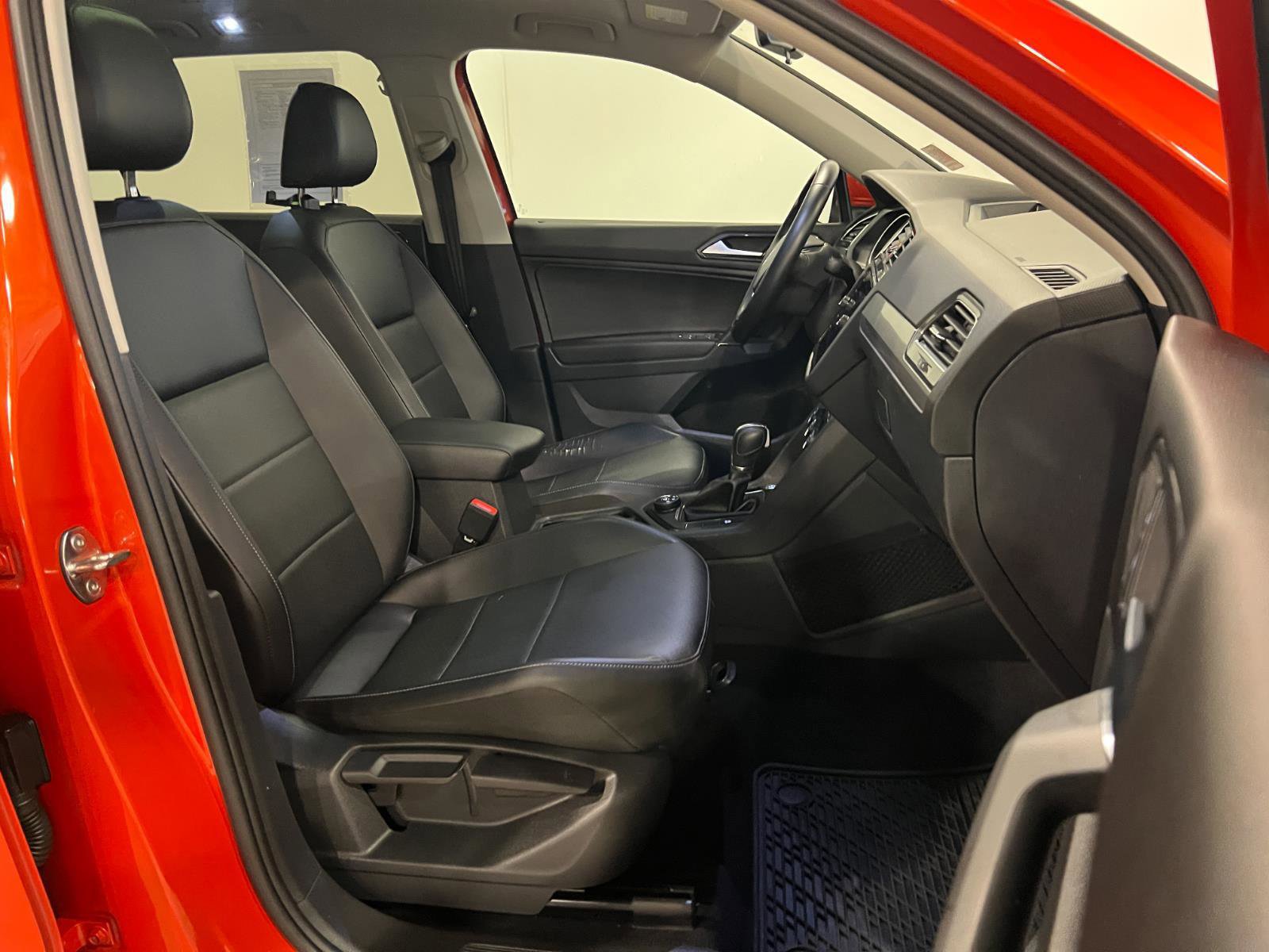 Used 2018 Volkswagen Tiguan SEL AWD/4WD image 37