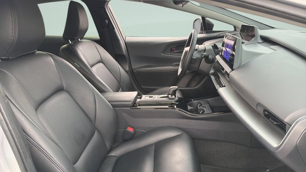 Used 2025 Toyota Prius LE FWD image 29