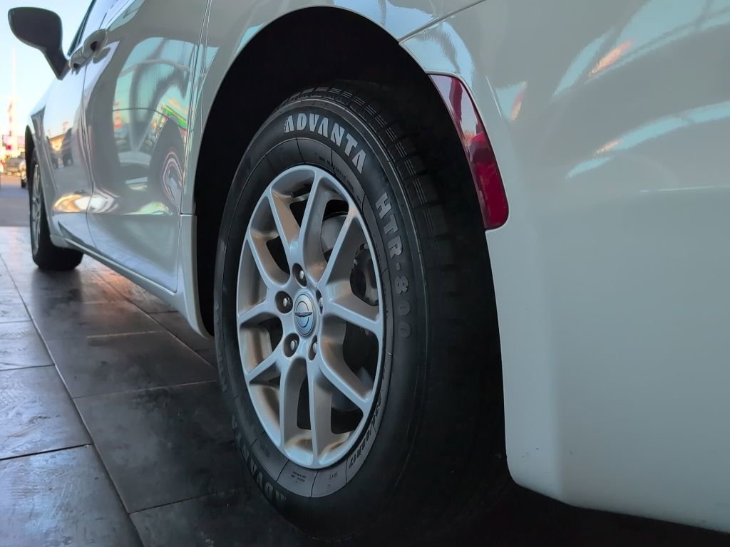 Used 2024 Chrysler Pacifica Touring-L image 8