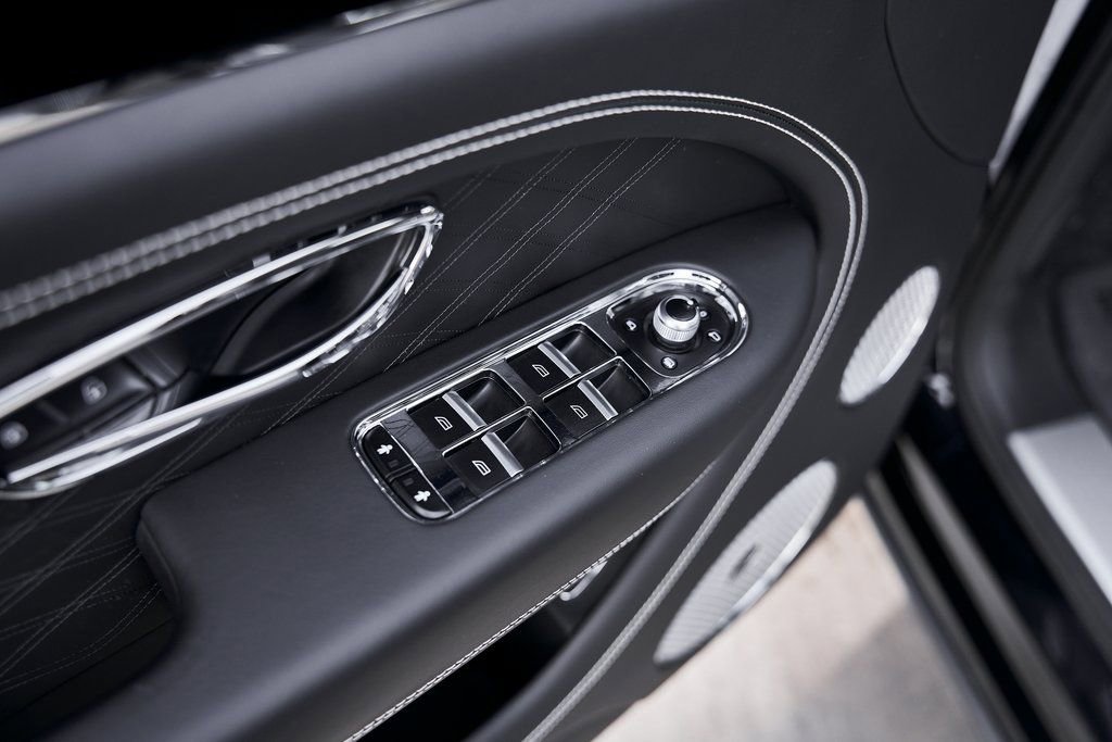 Used 2023 Bentley Bentayga Extended Wheelbase AWD/4WD image 32